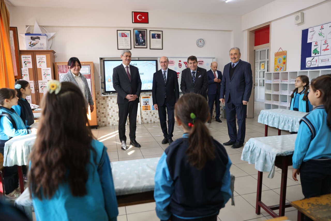 Selçuklu’da öğrenciler karnelerini böyle aldı 11